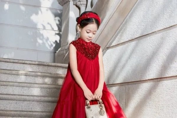 梅婷女儿登封面,你觉得她女儿长的怎么样?