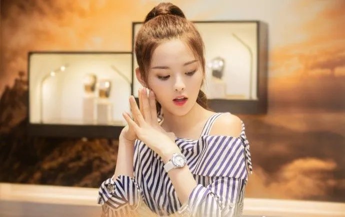 杨超越吸烟给大家的感觉是成熟还是性感呢？