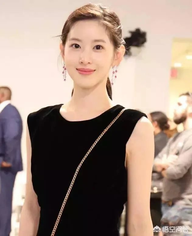 章泽天和奚梦瑶苏芒等人一起聚餐的照片中谁最气质出众?