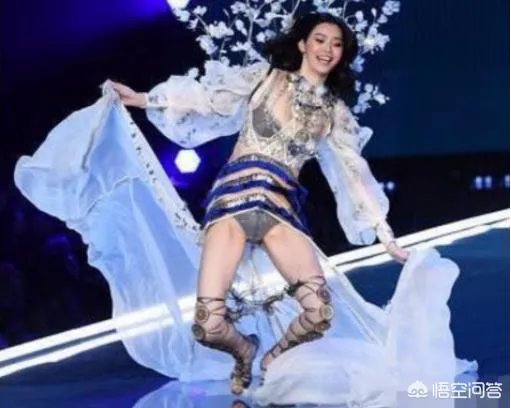 主持节目时高跟鞋掉了怎么办?