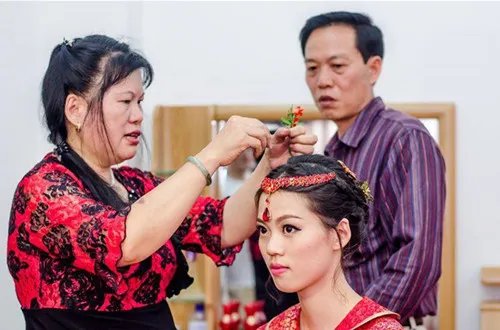 婚宴妈妈礼服一般多少钱  女儿出嫁母亲穿什么