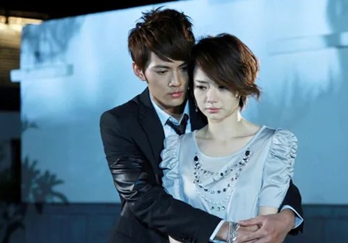 爱情睡醒了戚薇图片欣赏 三亚开拍女神自封脚滑天后