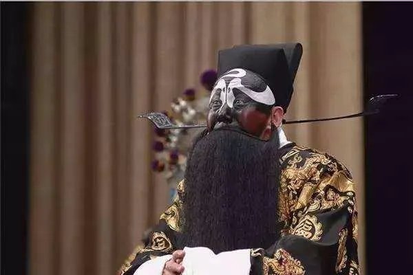 戏剧里的包拯是黑脸而且额头有月牙，为什么？