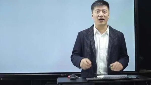 红极一时的张雪峰,因发言不当公开道歉,现在过得怎么样?