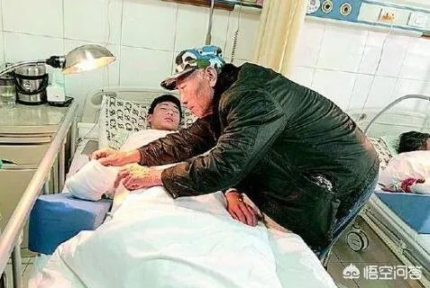 济南小伙跳湖救人受伤住院，被救老人为感恩照料受伤小伙，你怎么看？