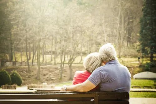 孙女婚礼爷爷奶奶相互搀扶送上戒指,你希望得到这样的祝福吗?