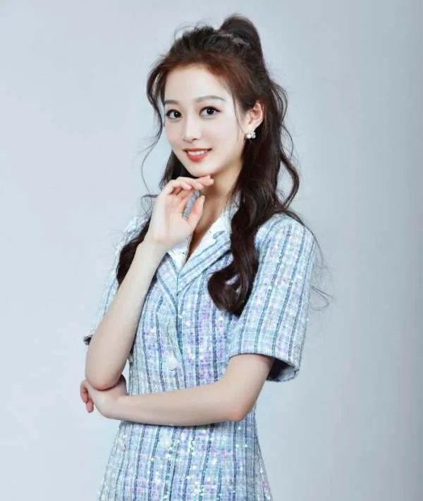 领诵员冯琳一夜成名，昔日被上海台主持人比赛淘汰未来何去何从，你怎么看？