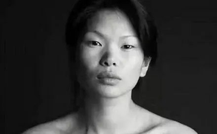 “最丑”模特吕燕完美逆袭，出身底层嫁入豪门，混血儿子颜值超高，啥颜值？