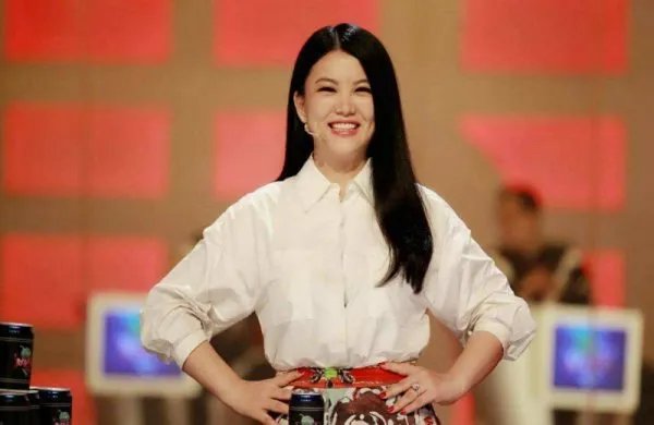 李湘上节目全身名牌价值一套房，她究竟有多有钱？