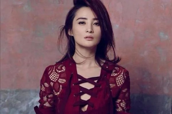 蒋勤勤孙俪是同父异母，俩人真实关系浮出水面，你觉得像吗？