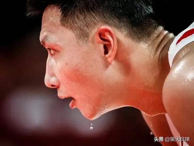 网友翻了郭艾伦和易建联的微博,前者大多是综艺,后者大多是篮球,你怎么看?