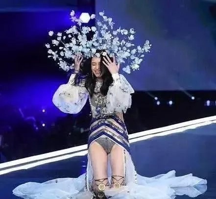 2017维密大秀,超模奚梦瑶不慎摔倒,未来的道路会如何?