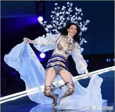 主持节目时高跟鞋掉了怎么办?