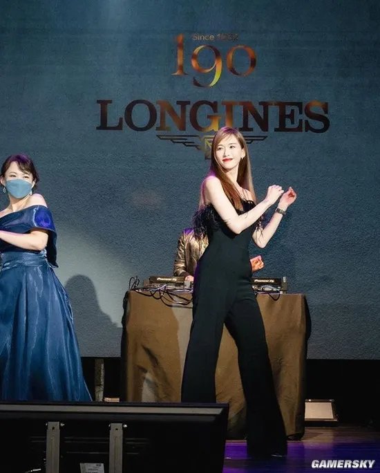 47岁林志玲晒活动美照 身穿长裙优雅知性