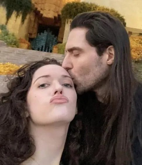 破产姐妹Max官宣恋情!男方有何背景?