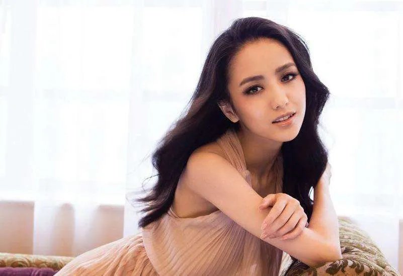 《三十而已》开播8.1分，当初辞演的佟丽娅现在心情如何？