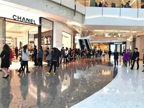韩国青年排队抢购奢侈品，他们抢购奢侈品是干什么的?
