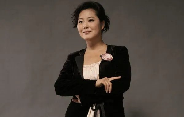 王茜华:演农村剧走红,为拍戏整容200次,今50岁现状如何?