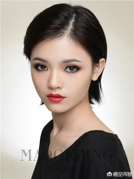 学习化烟熏妆的步骤,清纯优雅的烟熏妆?