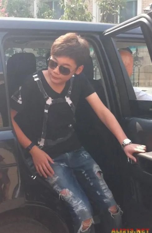 14岁富二代高调炫富 住豪宅、开豪车、秀美女