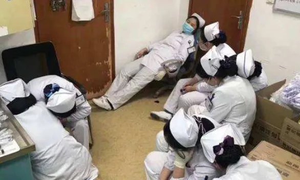 护士中暑倒地后致歉:添乱了,为何会心疼呢?