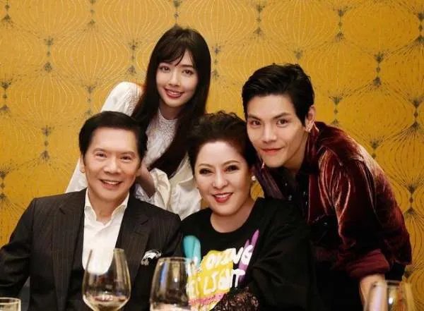 向太携儿子儿媳与友人聚餐，为何郭碧婷表情一脸冷淡？