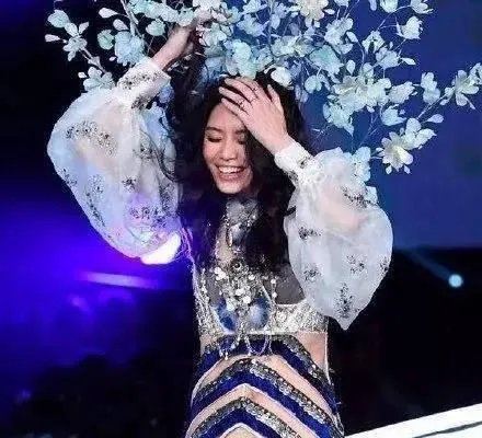 2017维密大秀,超模奚梦瑶不慎摔倒,未来的道路会如何?