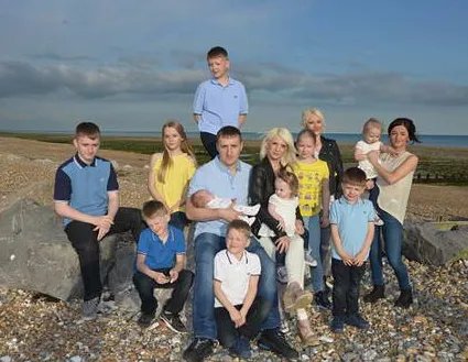 夫妇沉迷生孩子 9年生12个孩子还想再生8个