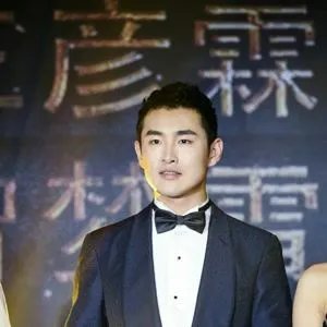 杨洋参加王彦霖婚礼,因航班延误吃晚宴时才到场,还有哪些明星也到达现场?