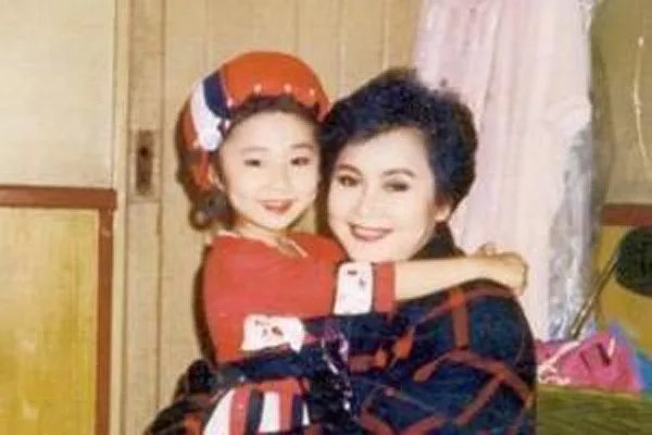 肖一个人简历 李谷一最亏欠的人就是她了