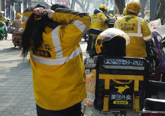 路上越来越多的女外卖骑手说明什么？