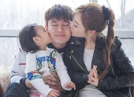 如何看待李小璐在朋友圈发贾乃亮王子文接吻剧照这件事？