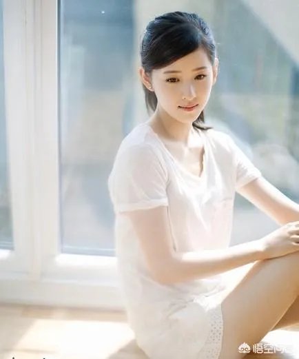 章泽天和奚梦瑶苏芒等人一起聚餐的照片中谁最气质出众？