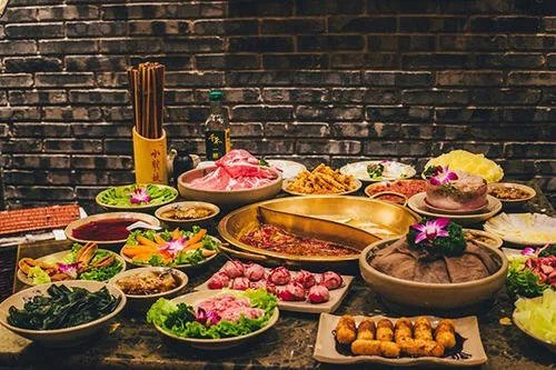 小龙坎老板指使厨师采购地沟油，其该受到怎样的惩罚？