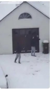 警察去抓贼怎么和贼打起了雪仗？