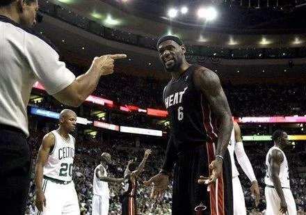 联盟近十年裁判对乐邦过分不待见，是否是詹姆斯无法得更多冠军的主因之一？