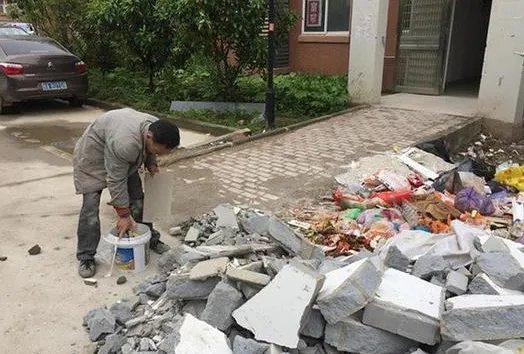 武汉一小区垃圾堆起火爆炸几人受伤？