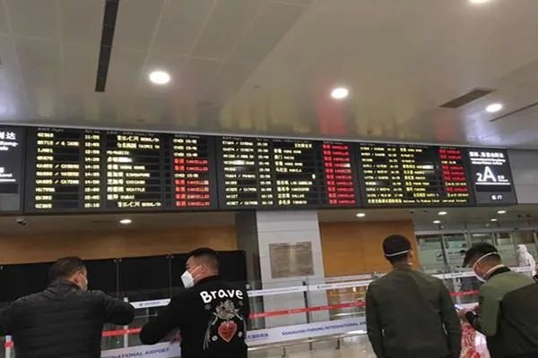 华人回国机票18万，一张瞬间被抢光，欧洲华人如今回国到底有多困难？