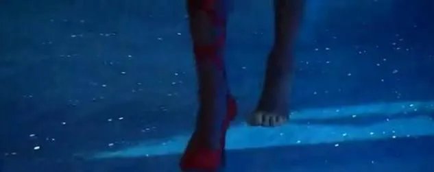 2017维密大秀,超模奚梦瑶不慎摔倒,未来的道路会如何?