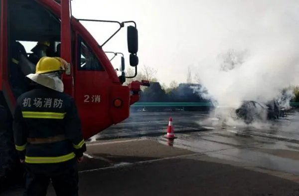 银西高速机场附近三车追尾 无人员伤亡