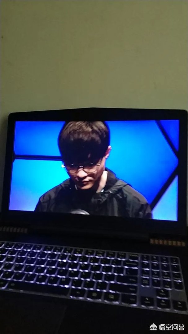 梅西社交平台更新照片，内马尔连发三条评论，就一个字“丑”，你如何看待？