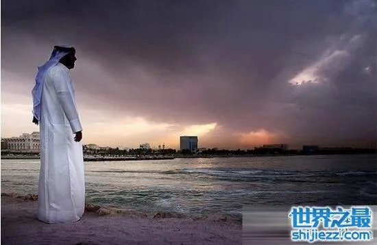 卡塔尔和迪拜哪个有钱，给迪拜100年都不及卡塔尔 