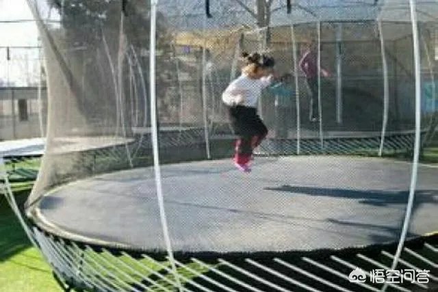 人在高速行驶的高铁上跳跃,落地后会落到原点吗?为什么?