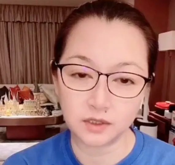 赵本山妻子谈女儿整容,坦言看着很揪心,女儿整容她该不该阻止?