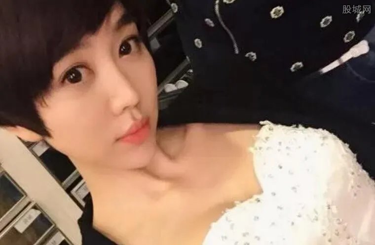 姜妍胸好大 可以称得上是童颜巨乳了