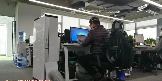 员工防毒面具上班是怎么回事？
