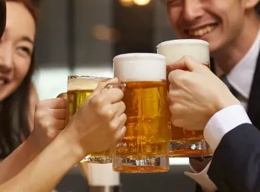 男子酒后坠楼身亡,同饮者赔偿17万!如何从法律解读该判决?