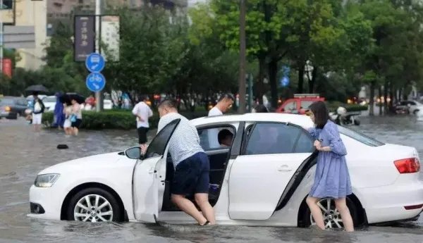 台风“梅花”或将波及12省市，台风天的出行注意事项是什么？