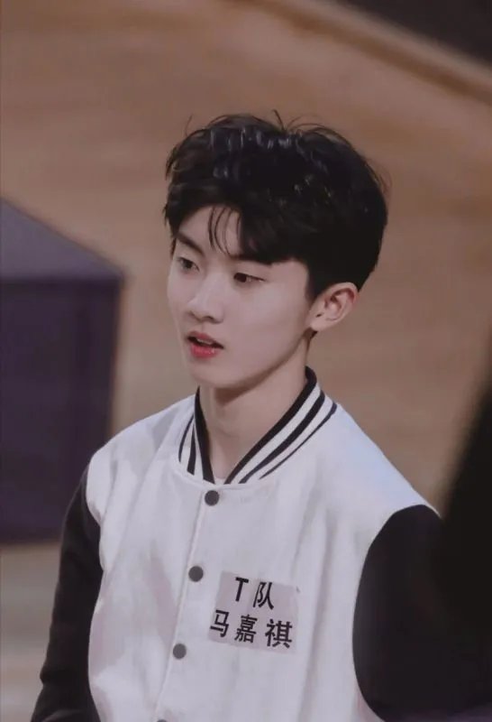 马嘉祺为母校郑州第47中学拍宣传片,他在宣传片中的造型如何?