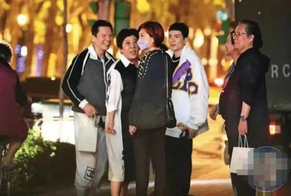 向太携儿子儿媳与友人聚餐，为何郭碧婷表情一脸冷淡？